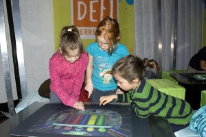 enfantsatelier nutrition Trois élèves de l'école St-Yves qui apprennent tout en s'amusant avec l'atelier nutrition Mangez mieux