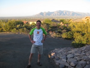 Moi devant les montagnes de l'Arizona