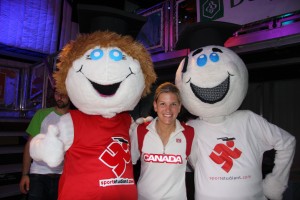 img_43421 Kim St-Pierre en compagnie de Gym et Myg, les mascottes du Sport étudiant